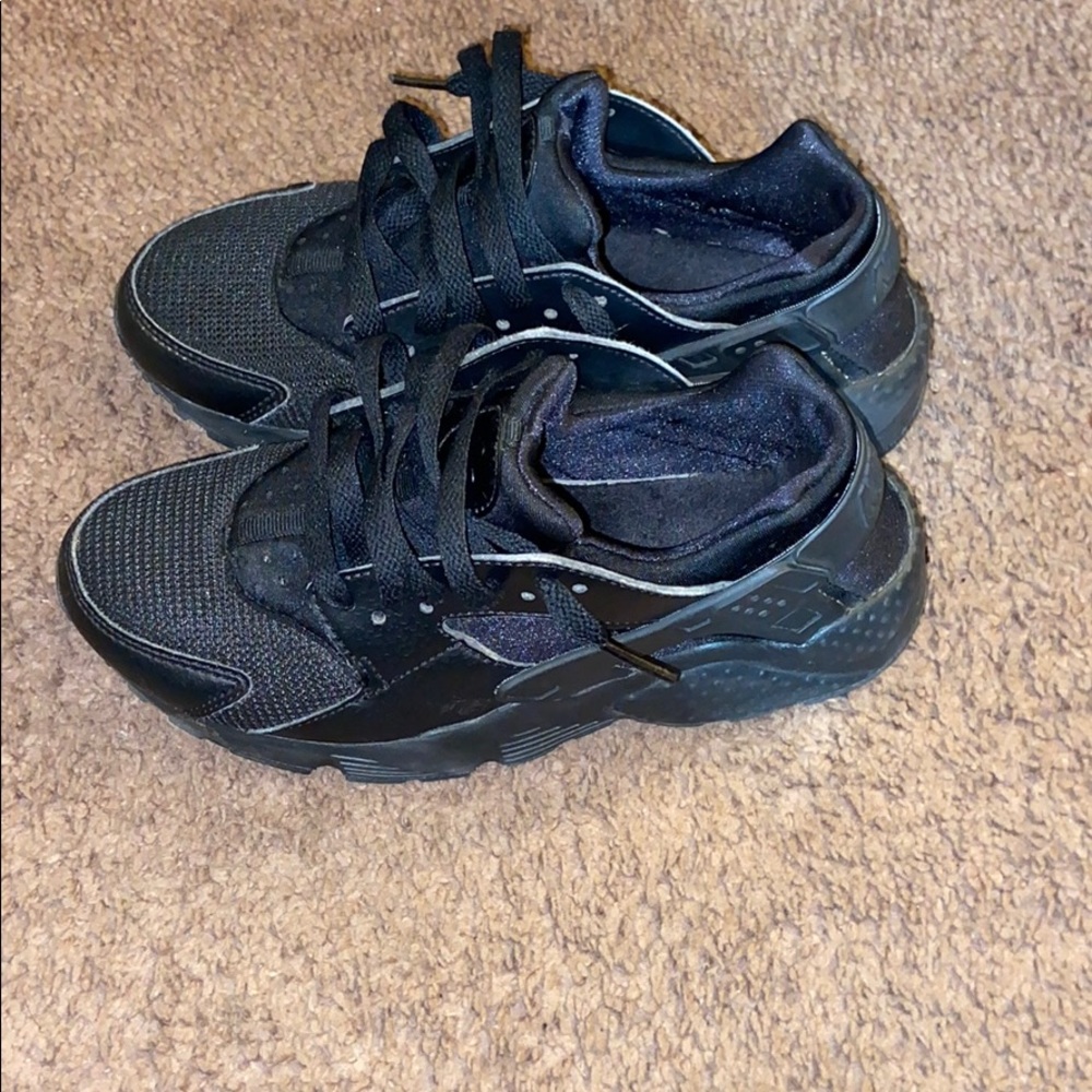 Black Nike Huaraches